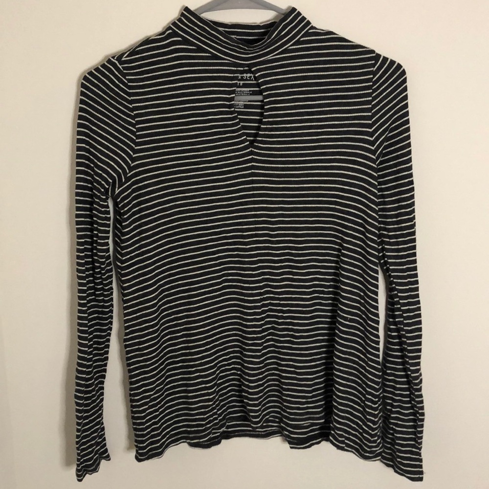 AE Charcoal grey key hole tee